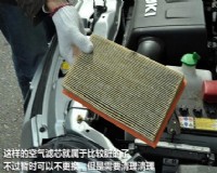 汽車(chē)修理店，空氣濾芯的清理